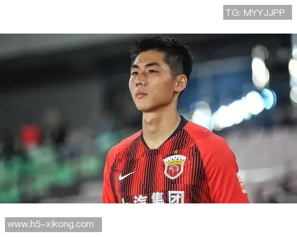 19岁年轻球员海文自信掌控三中卫核心位置展现出色表现