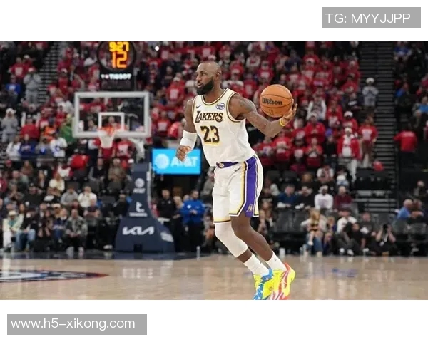 詹姆斯神之瞪激活艾顿三分群发威助力球队逆转胜利