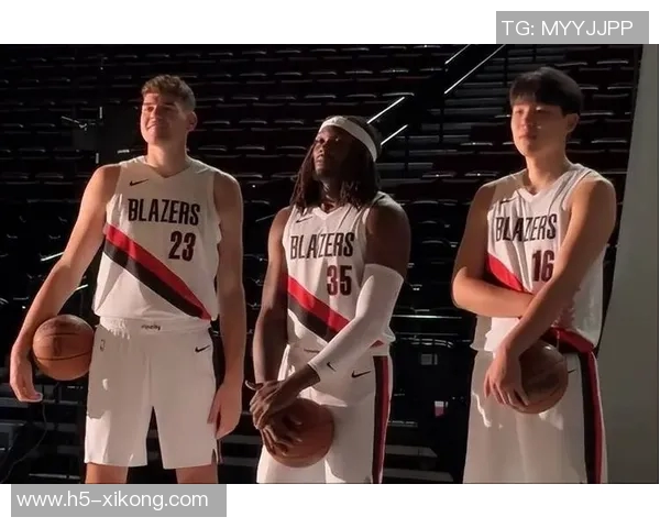 杨瀚森与奥登同框合影分享小圣诞树装饰喜悦时刻即将迎接12月的到来